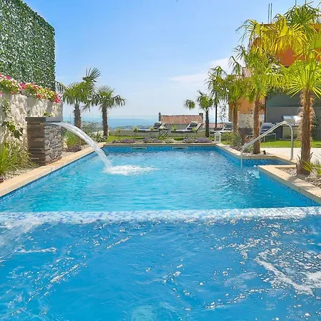 Unique - Luxury Near Split