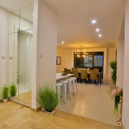 Unique - Luxury Near Split