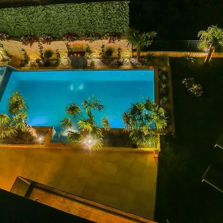 Unique - Luxury Near Split
