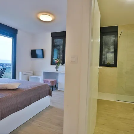 Unique - Luxury Near Split