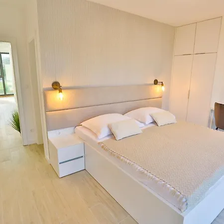 Unique - Luxury Near Split
