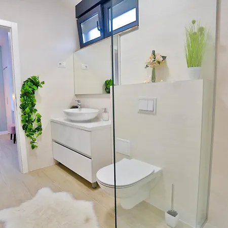 Unique - Luxury Near Split